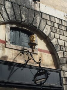 The golden head at the foot of the Rialto Bridge